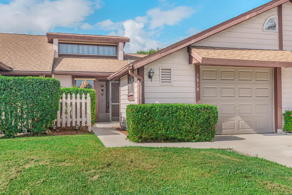 1518 SE Hatfield Court Port St Lucie FL 34952