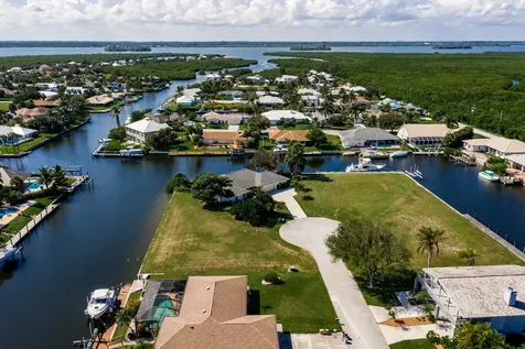 15 Crown Court Hutchinson Island FL 34949