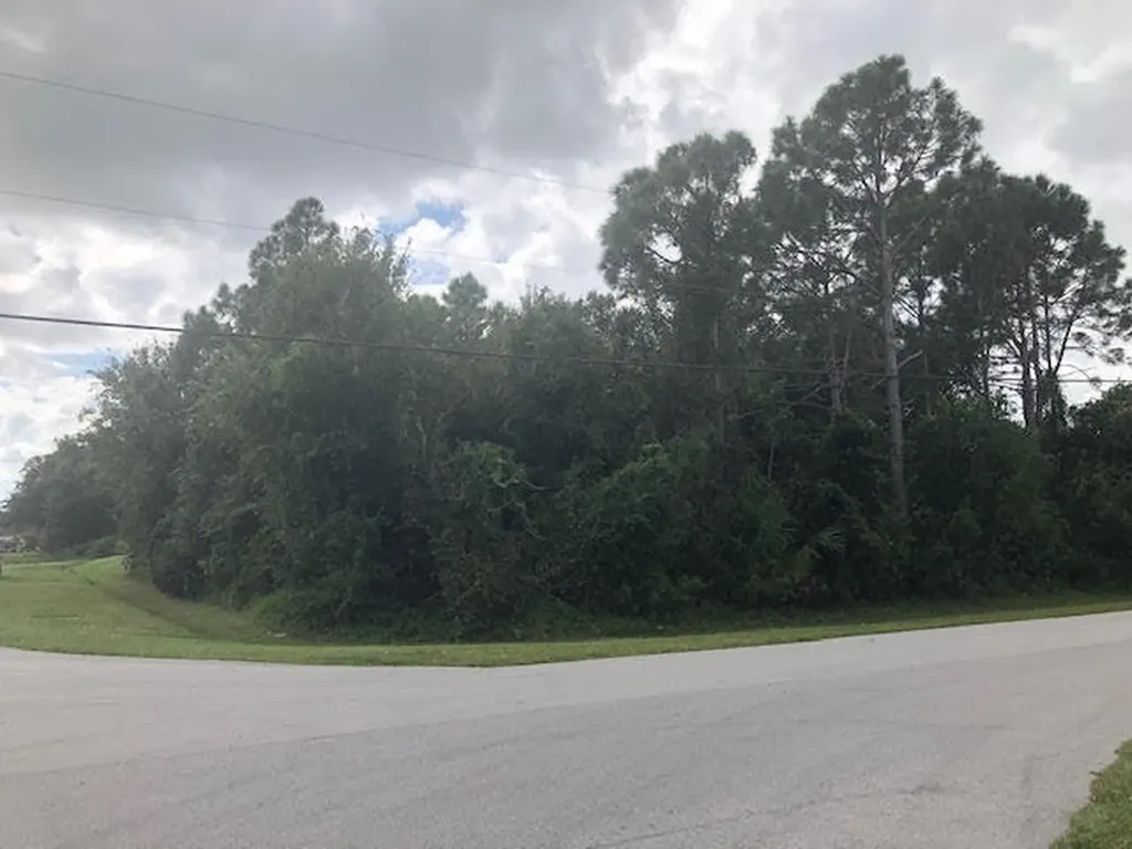 2002 SW Beauregard Street Port St Lucie FL 34953