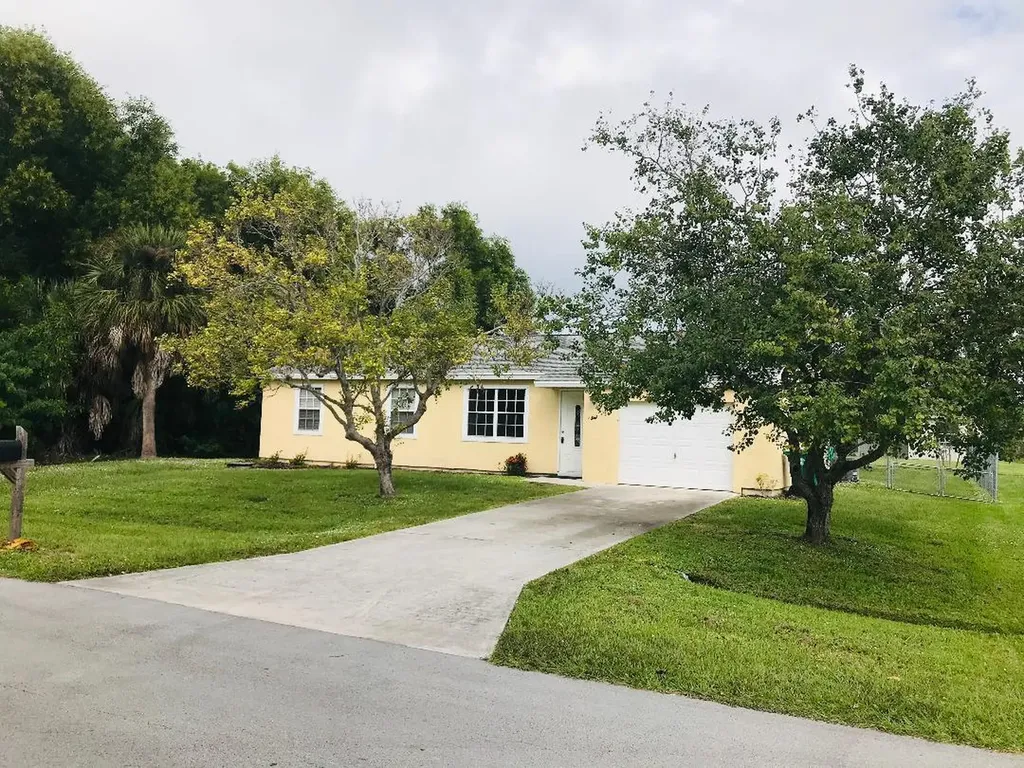 2233 SE Friendship Street Port St Lucie FL 34952