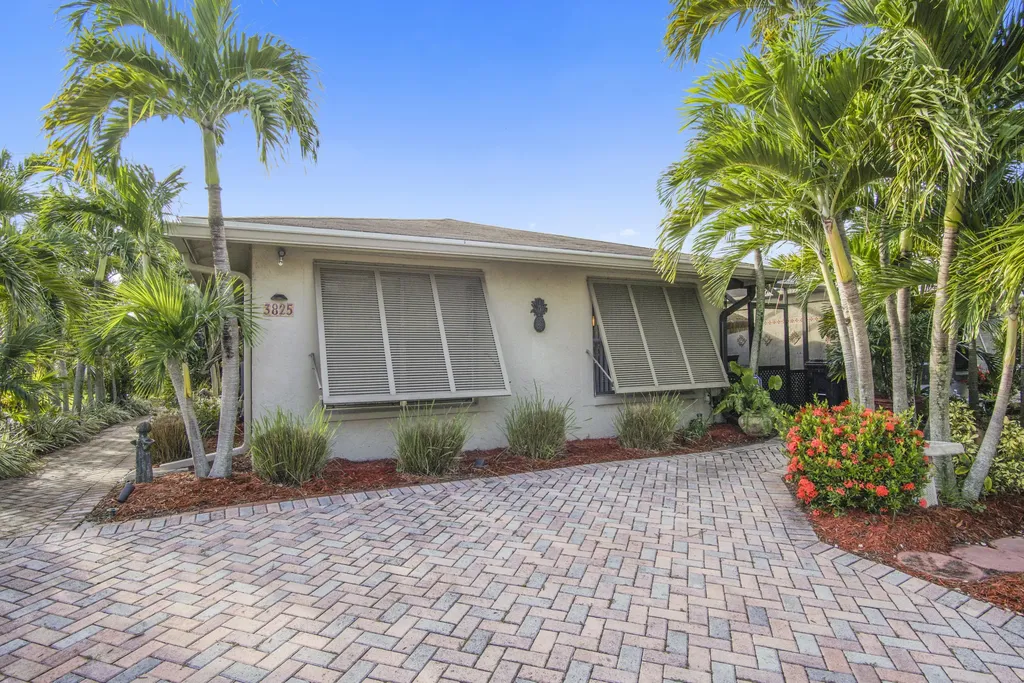 3825 Service Court Lake Worth FL 33467