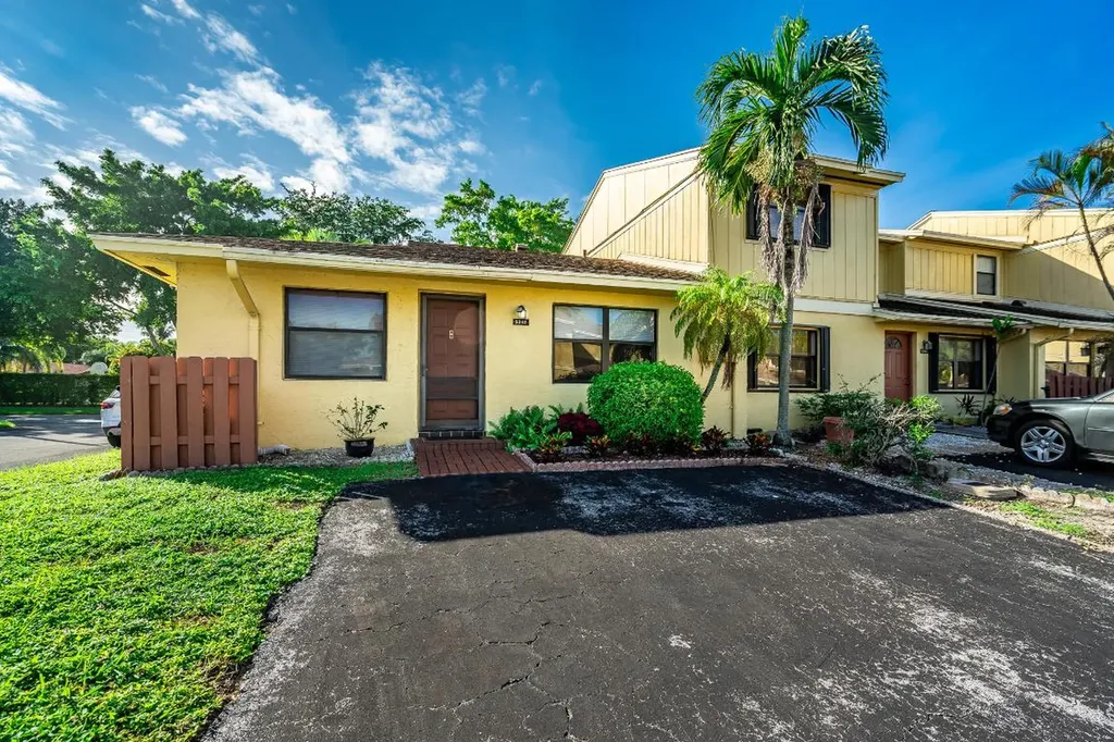 5242 Tennis Lane Delray Beach FL 33484