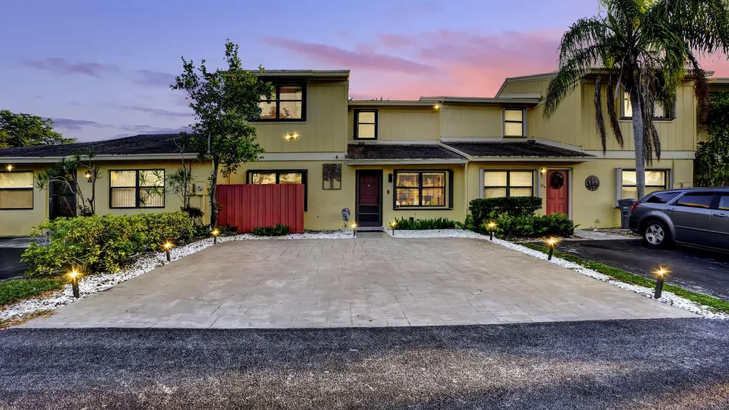 5272 Tennis Lane Delray Beach FL 33484