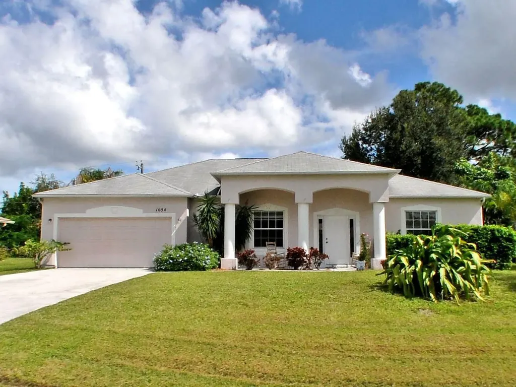 1654 SE Holiday Road Port St Lucie FL 34952