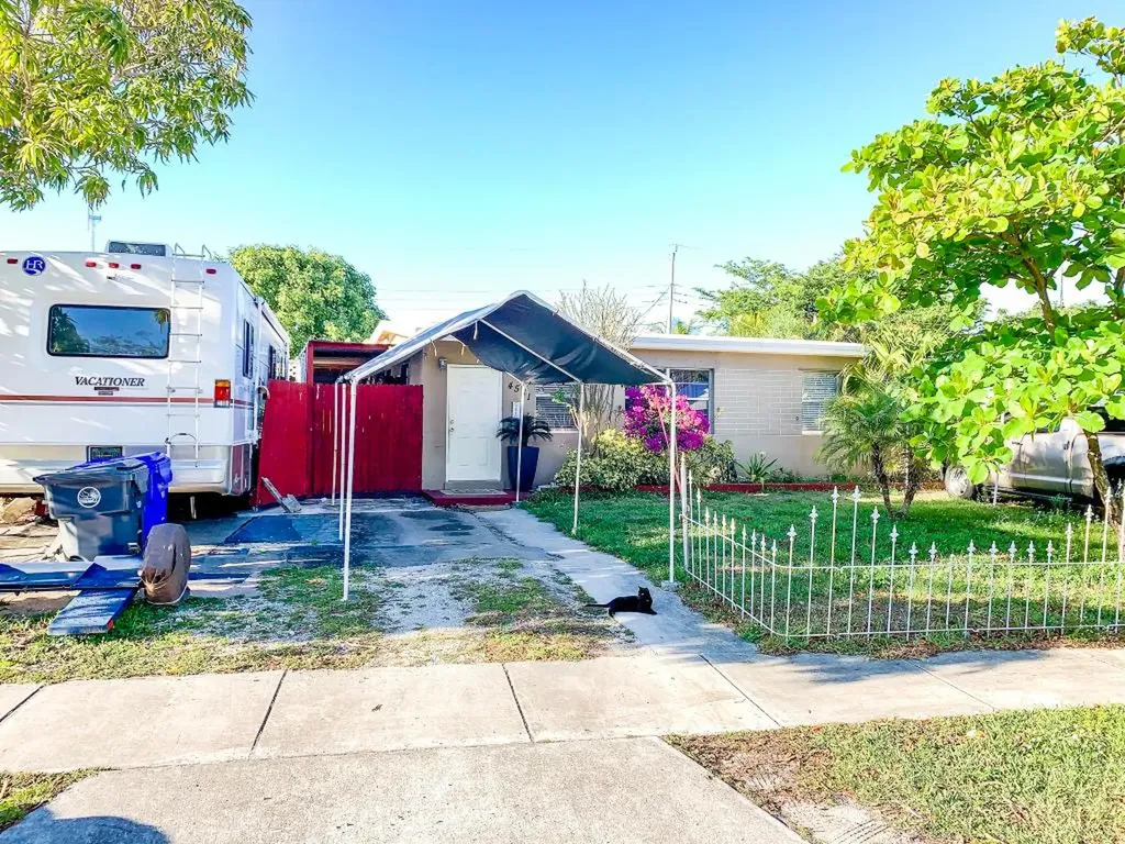 4531 SW 40th Street West Park FL 33023