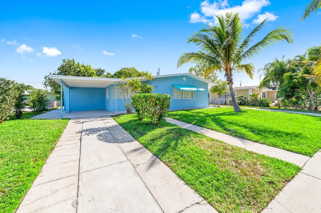 1426 W Bloxham Street Lantana FL 33462