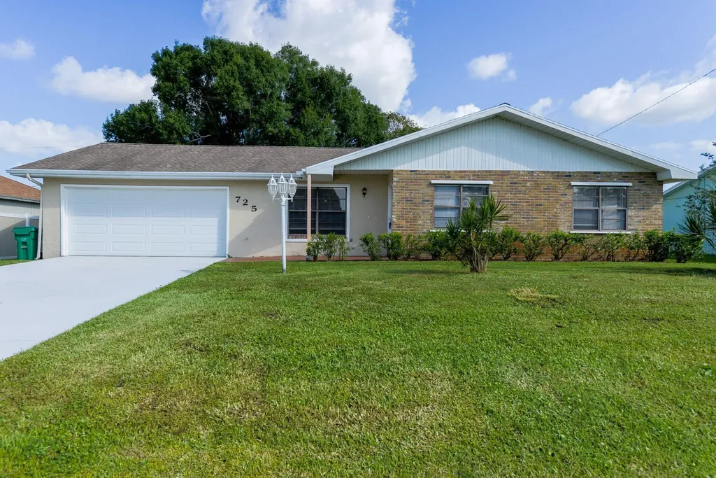 725 SE Albatross Avenue Port St Lucie FL 34983