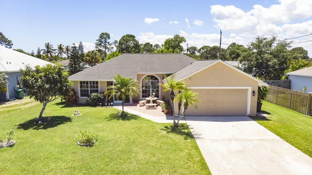 2220 SE Powell Court Port St Lucie FL 34952