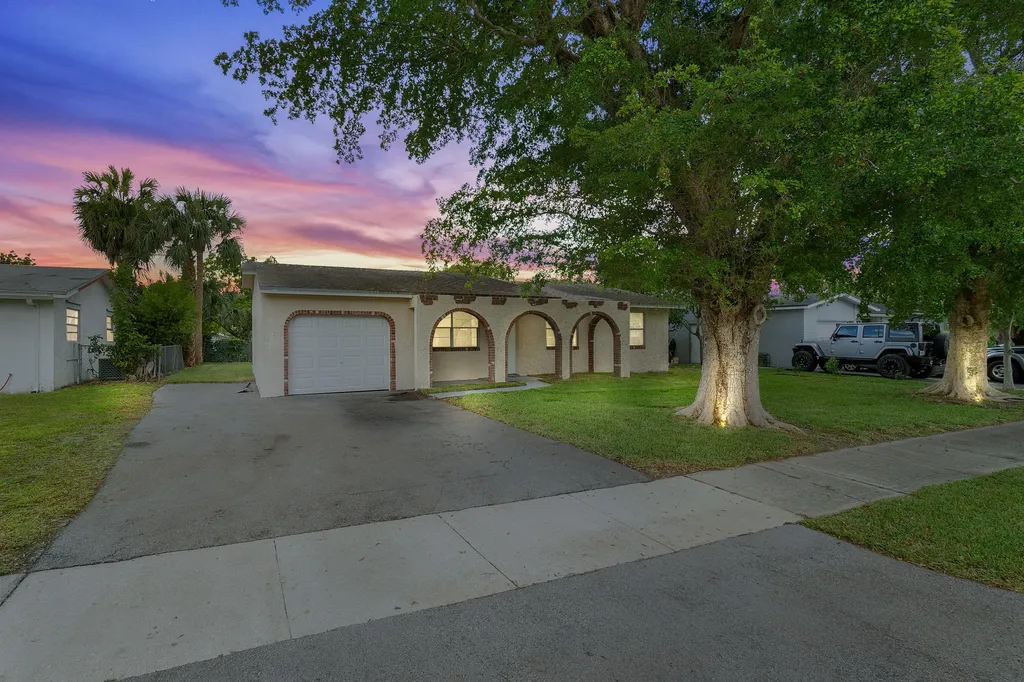 732 W Boulevard Chatelaine Delray Beach FL 33445