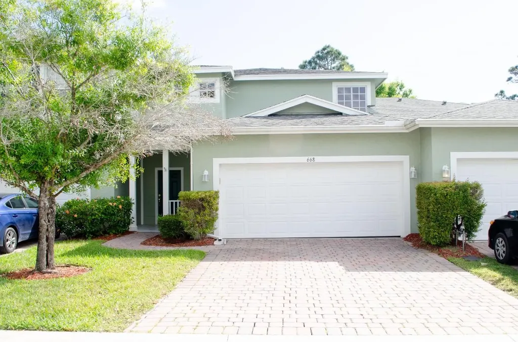 668 NE Bent Paddle Lane Port St Lucie FL 34983