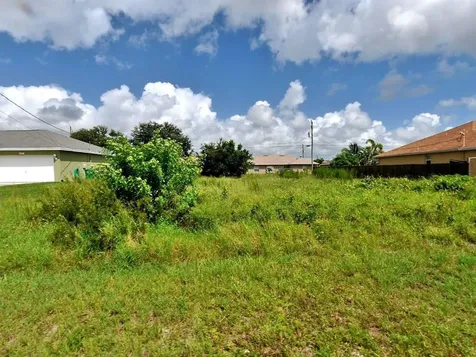 525 SW Fifer Avenue Port St Lucie FL 34953