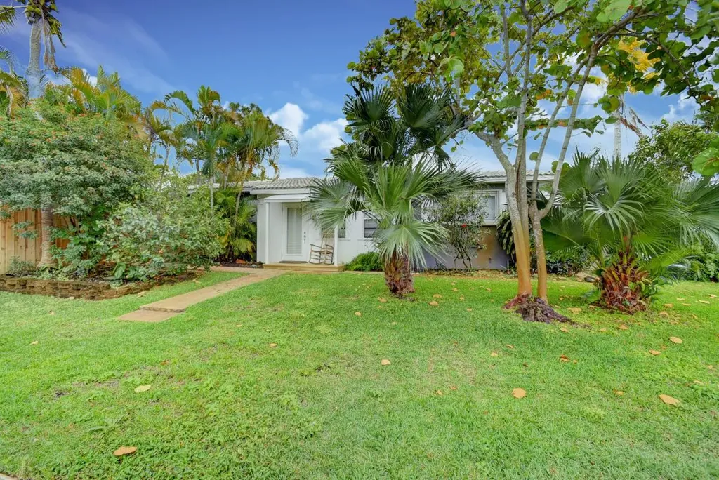 204 S Seacrest Circle Delray Beach FL 33444