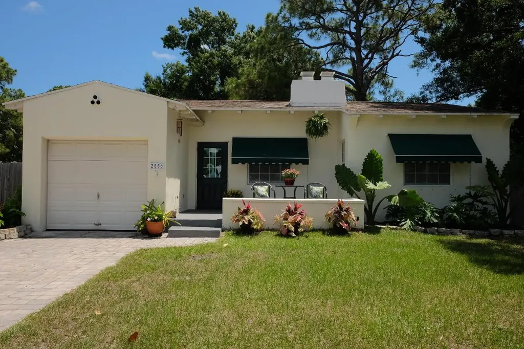 2556 Vero Beach Avenue Vero Beach FL 32960