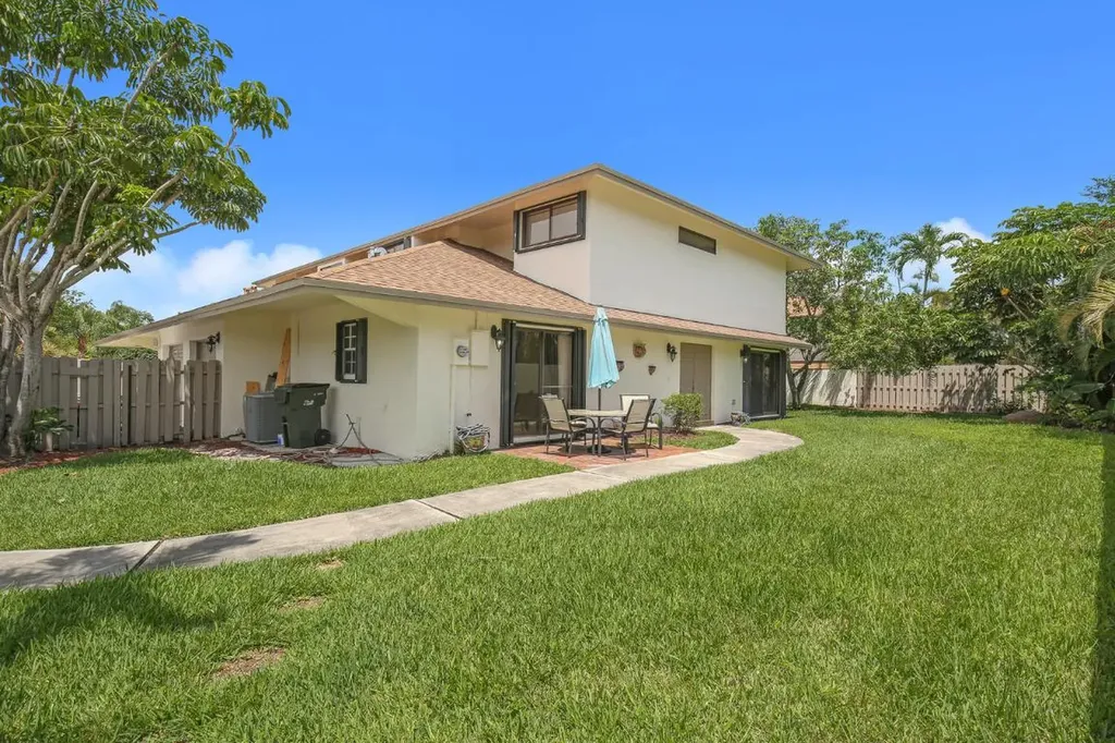 392 SW 27th Terrace Delray Beach FL 33445