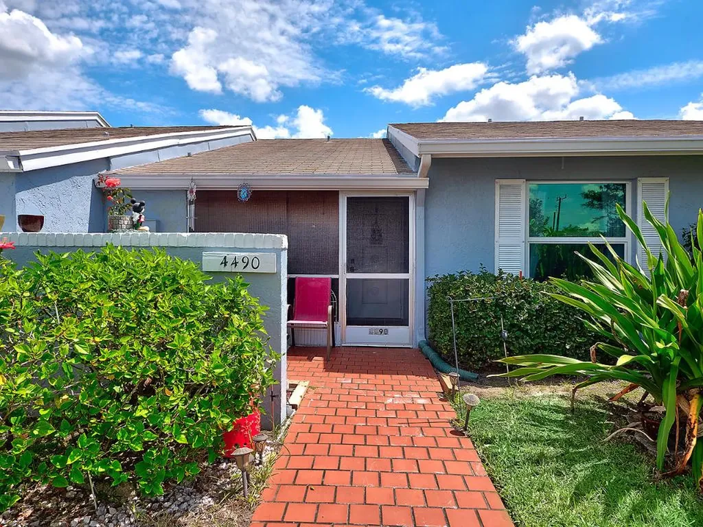 4490 Lucerne Villas Lane Lake Worth FL 33467