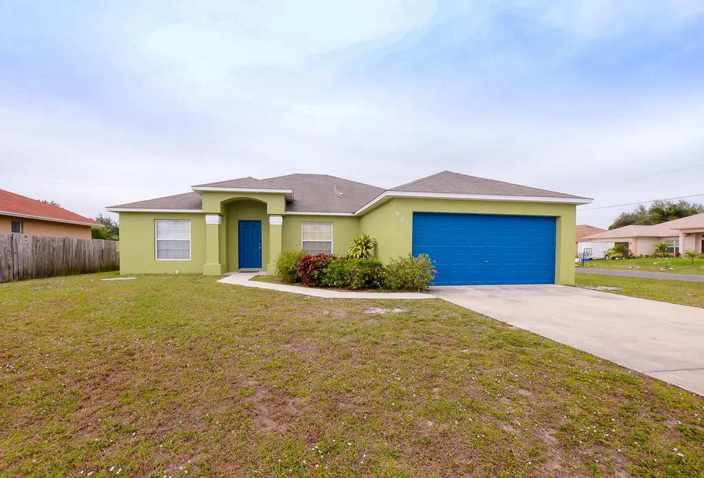 901 SW Gwendolen Terrace Port St Lucie FL 34953