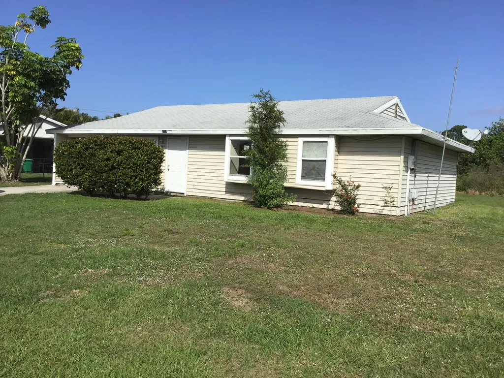1807 SE Vesthaven Court Port St Lucie FL 34952