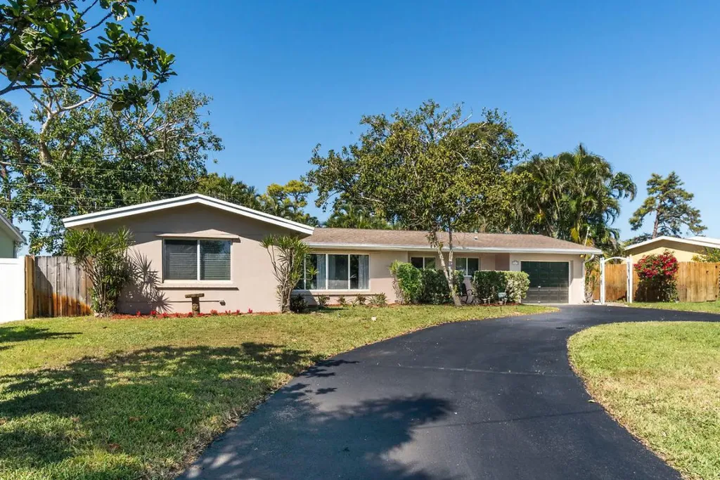 2635 SW 8th Street Boynton Beach FL 33435