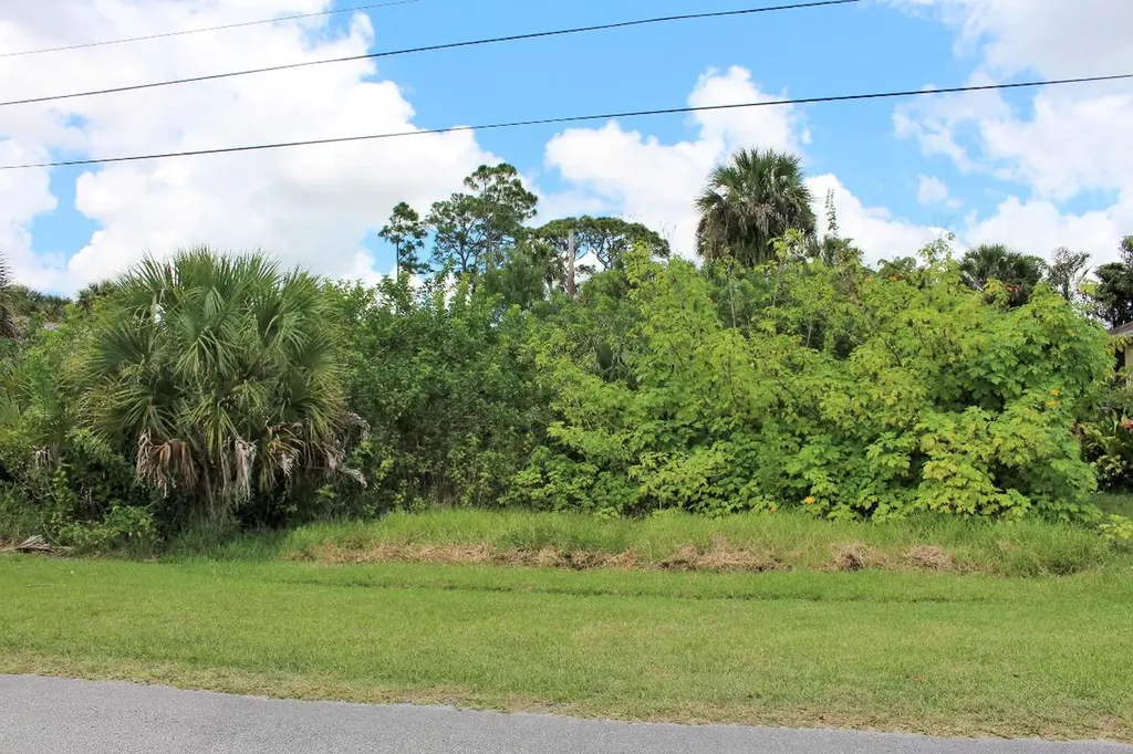 2319 SW Madrid Road Port St Lucie FL 34953
