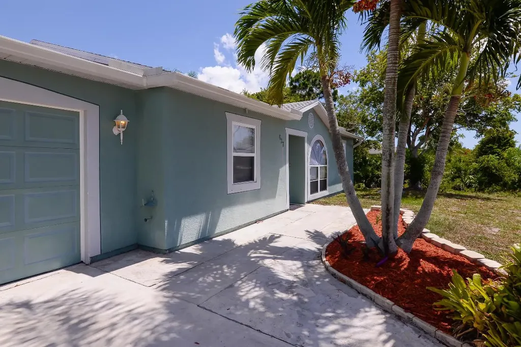 637 SW Pueblo Terrace Port St Lucie FL 34953