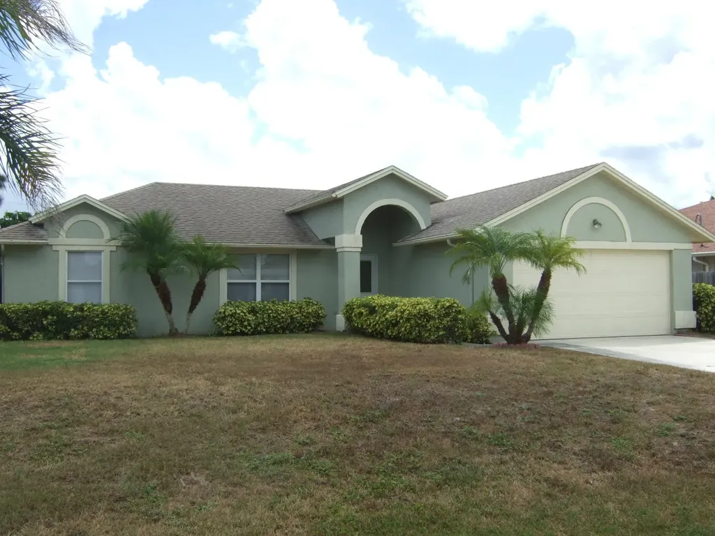 940 SW Abingdon Avenue Port St Lucie FL 34953