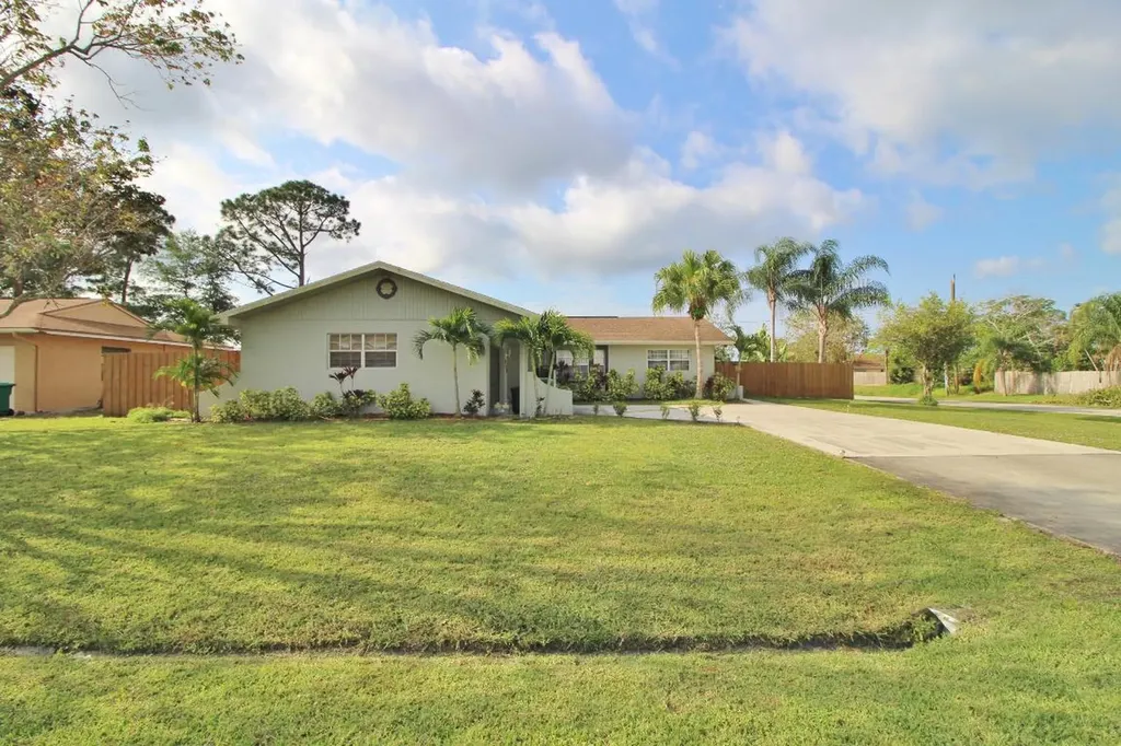 802 SE Evergreen Terrace Port St Lucie FL 34983