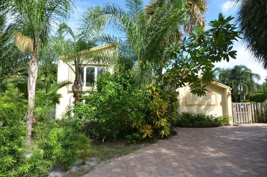 899 Periwinkle Street Boca Raton FL 33486