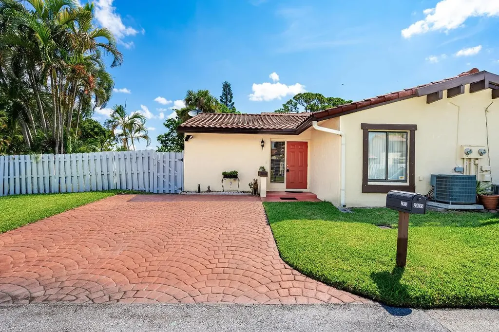 2805 Ponderosa Pine Court Lake Worth FL 33462