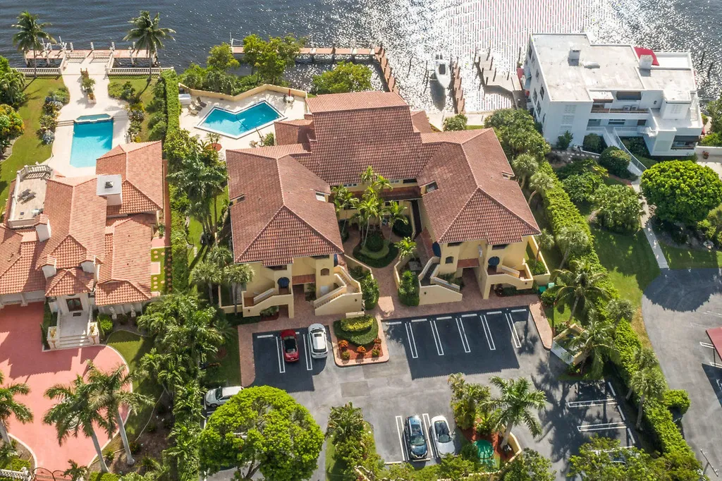 931 Palm Trail Delray Beach FL 33483
