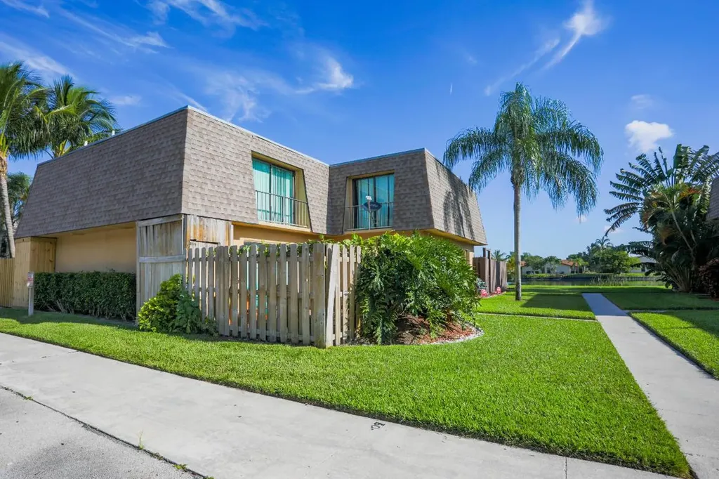 5504 Waterview Circle Palm Springs FL 33461
