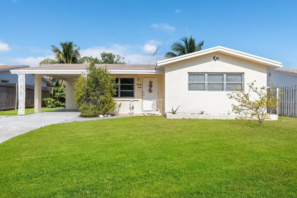1007 Pine Tree Drive Lantana FL 33462