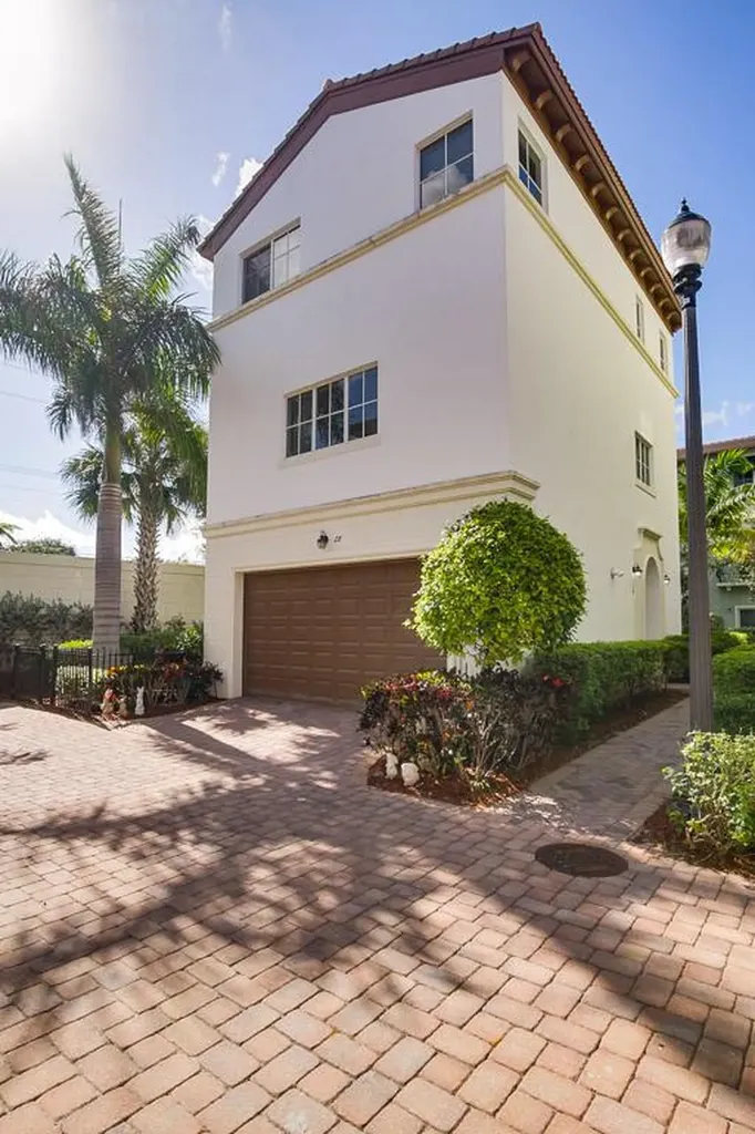 28 NW Hawthorne Place Boca Raton FL 33432