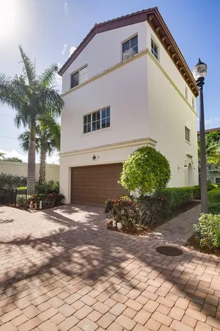 28 NW Hawthorne Place Boca Raton FL 33432