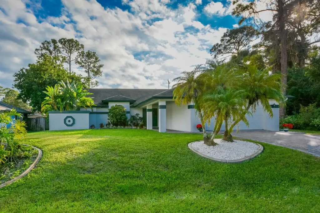 2002 SW Jaguar Avenue Port St Lucie FL 34953