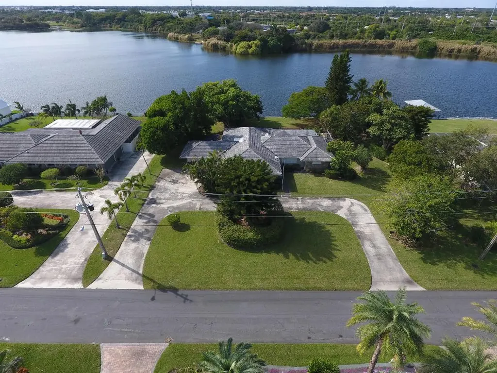 3865 S Lake Drive Boynton Beach FL 33435