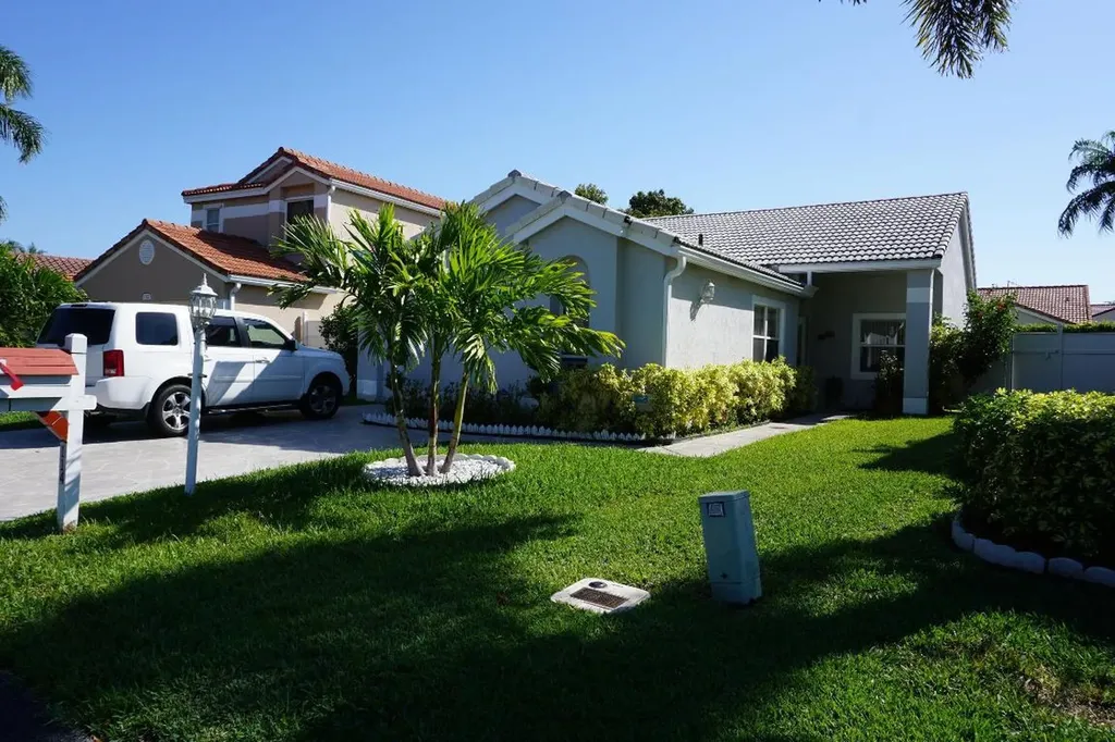 114 Wedgewood Lakes N Greenacres FL 33463
