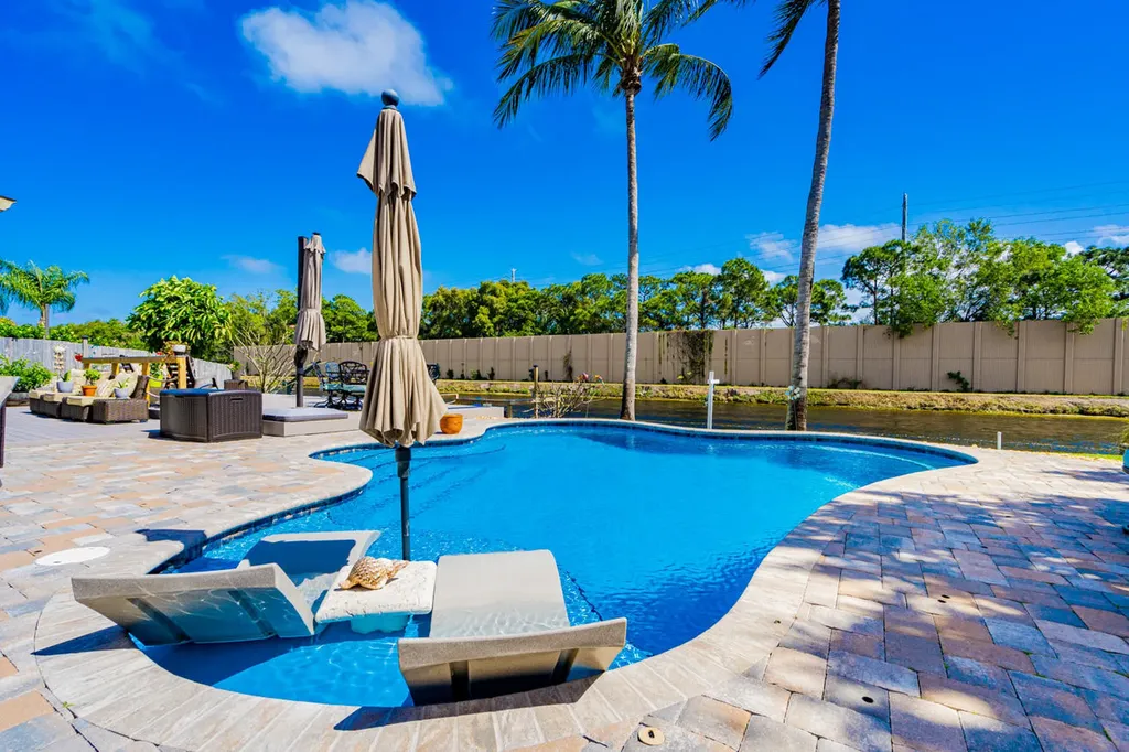 2592 SW 10th Street Boynton Beach FL 33426