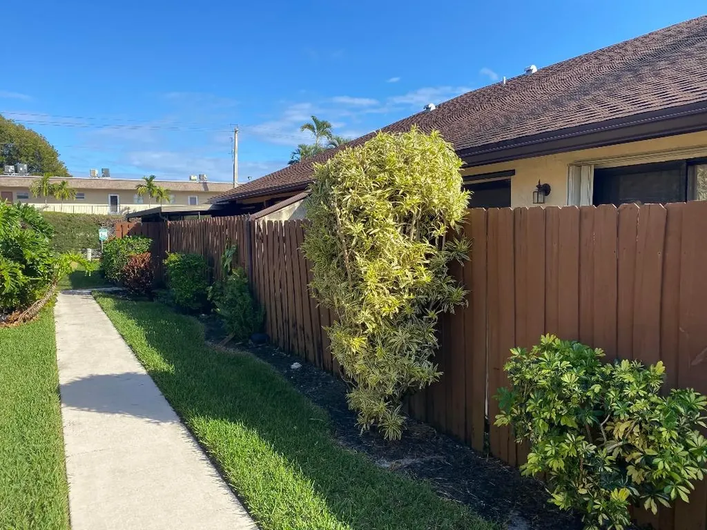 452 Springdale Circle Palm Springs FL 33461
