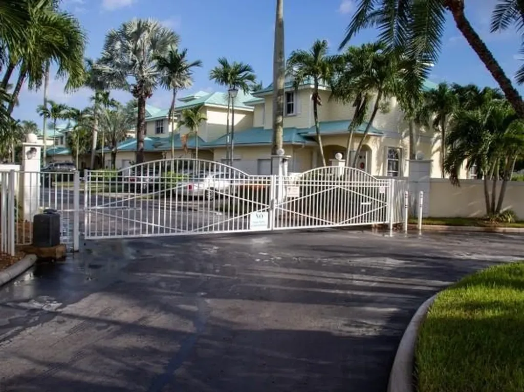 155 Barefoot Cove Hypoluxo FL 33462