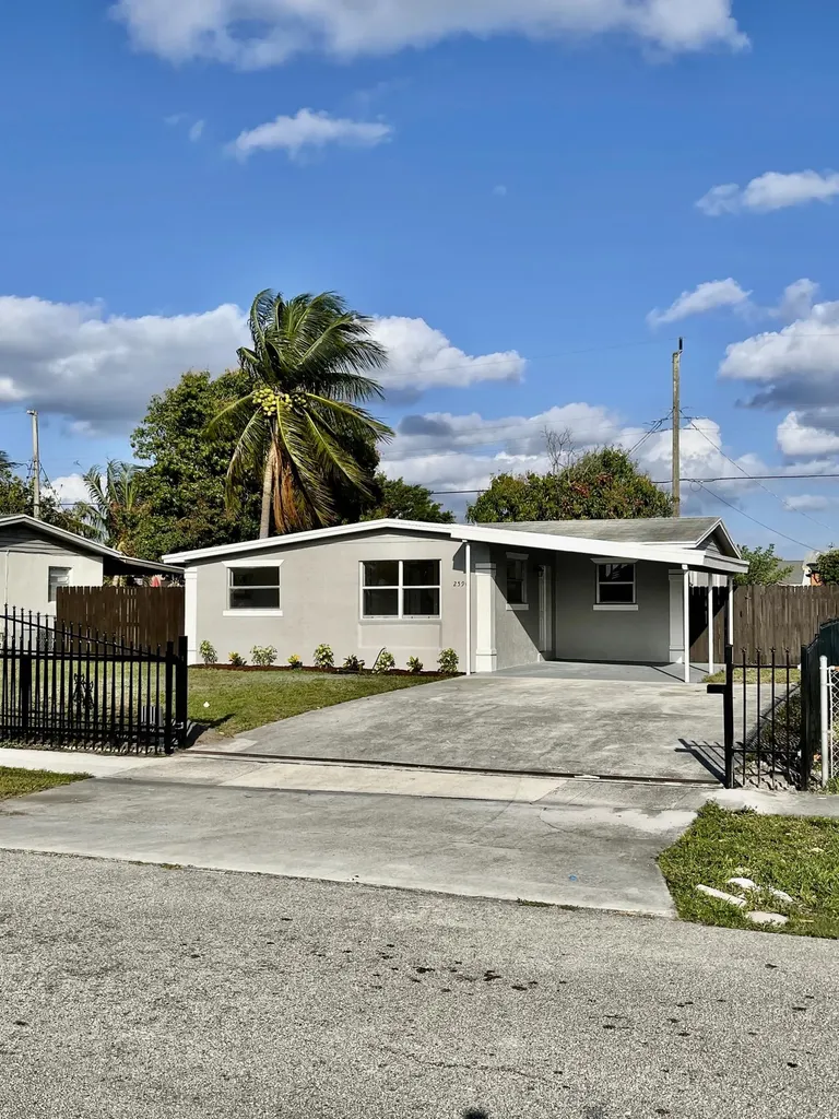 2590 NW 2nd Street Boynton Beach FL 33435