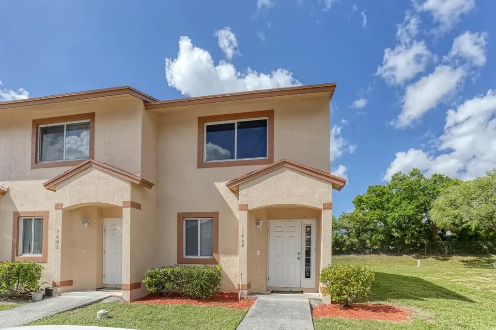 1608 Lakeview Drive W Royal Palm Beach FL 33411