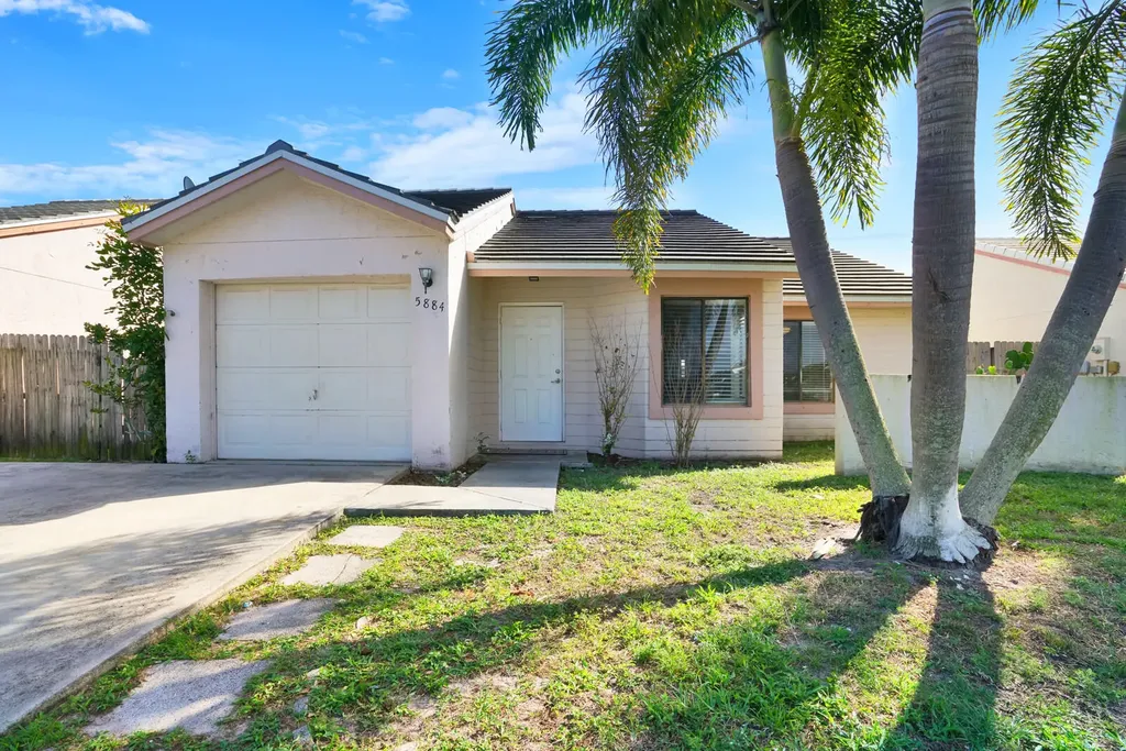 5884 Strawberry Lakes Circle Lake Worth FL 33463