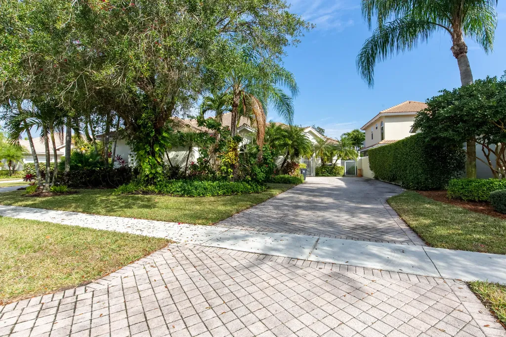 2770 Twin Oaks Way Wellington FL 33414