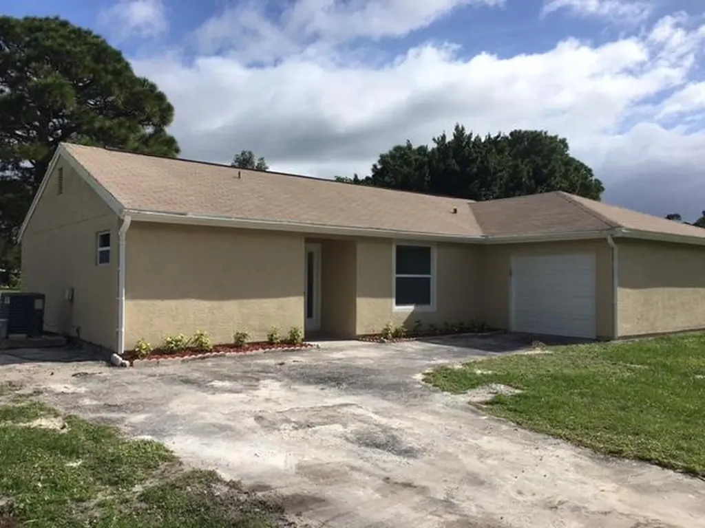 1997 SE Burgundy Lane Port St Lucie FL 34952