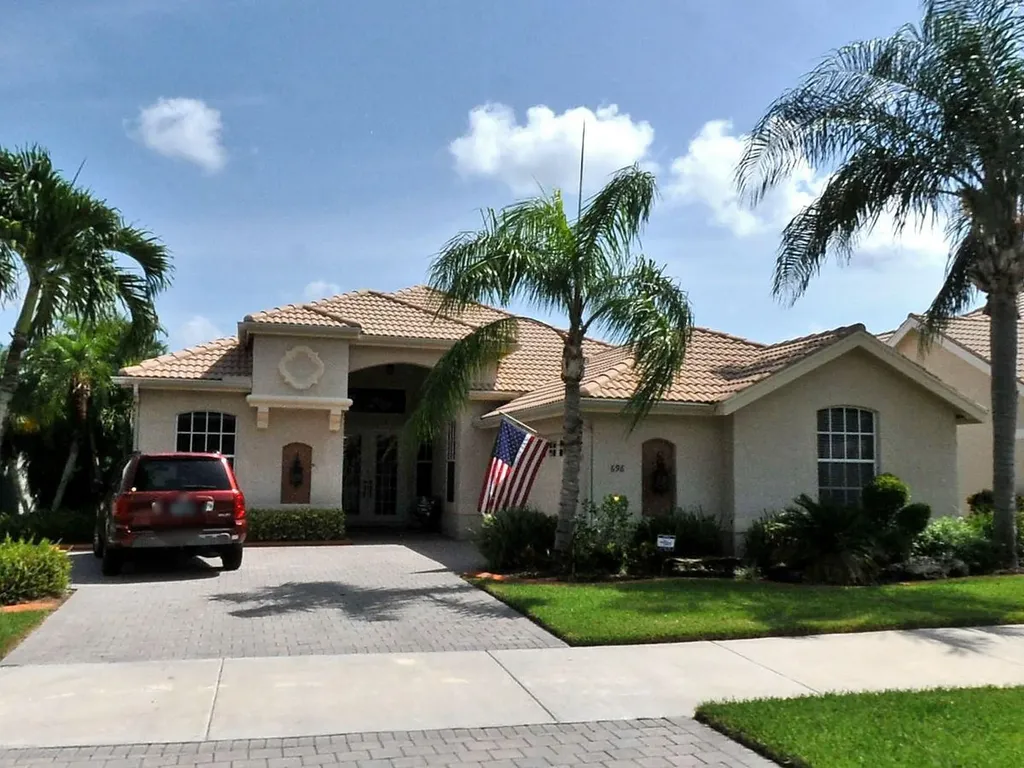 696 SW Lake Charles Circle Port St Lucie FL 34986