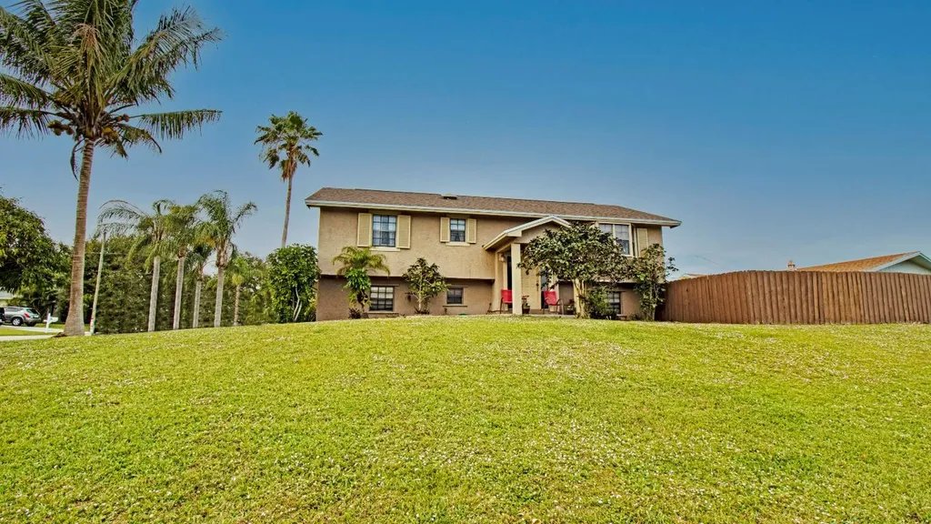 8870 SE Bahama Circle Hobe Sound FL 33455