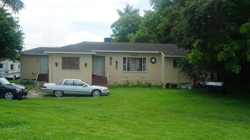 608 W Canal Street S Belle Glade FL 33430