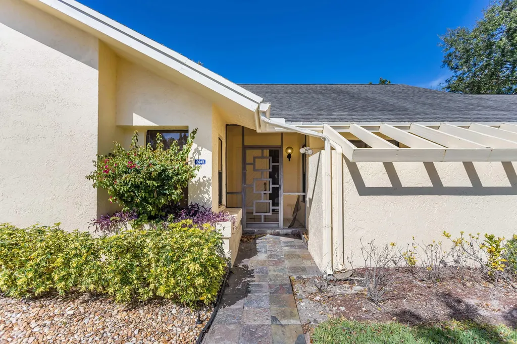 10947 Water Oak Manor Boca Raton FL 33498