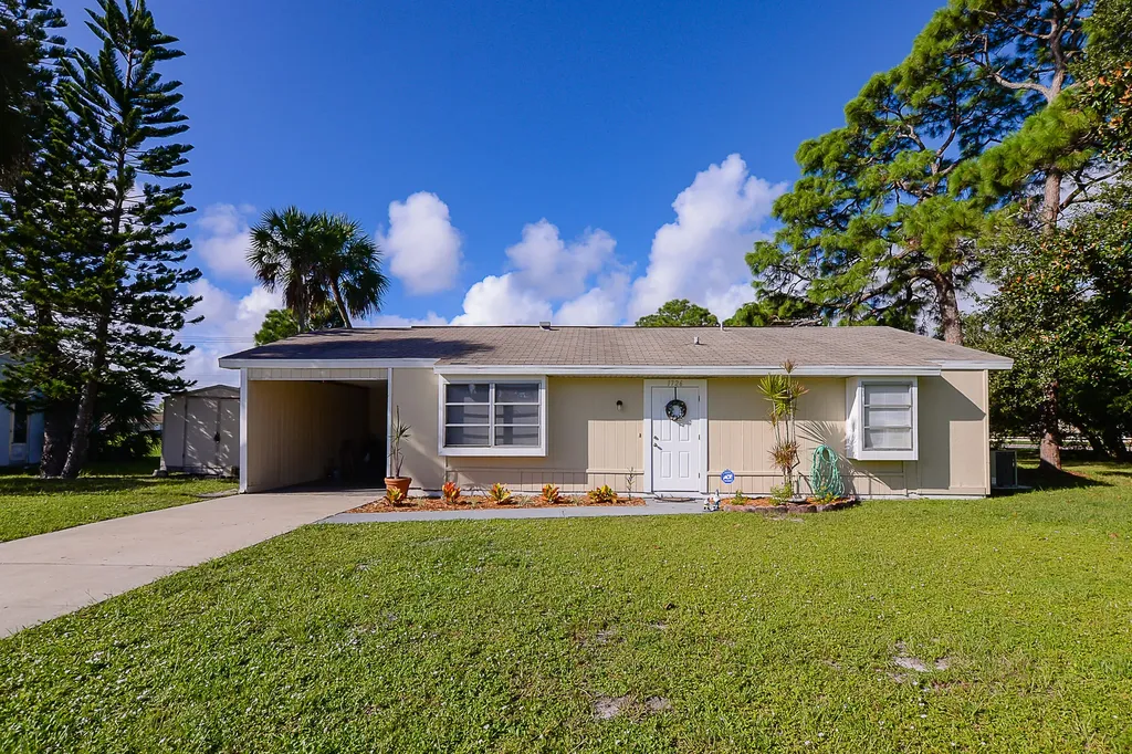 1726 SE Vesthaven Court Port St Lucie FL 34952