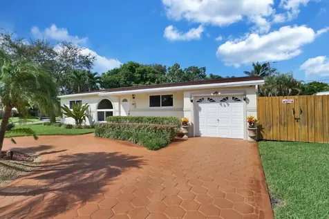 730 SW 69th Avenue Pembroke Pines FL 33023